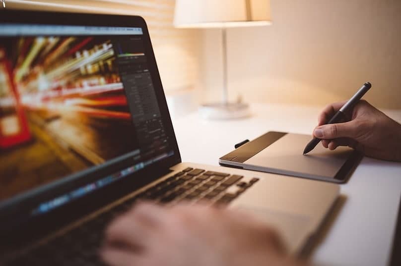 Con el diseño de productos gráficos se trabaja con herramientas como Photoshop