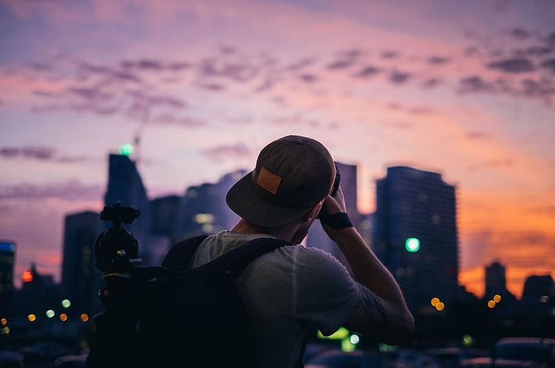 Para crear un mockup gratis debes tomar tu mismo la fotografía al escenario que quieres