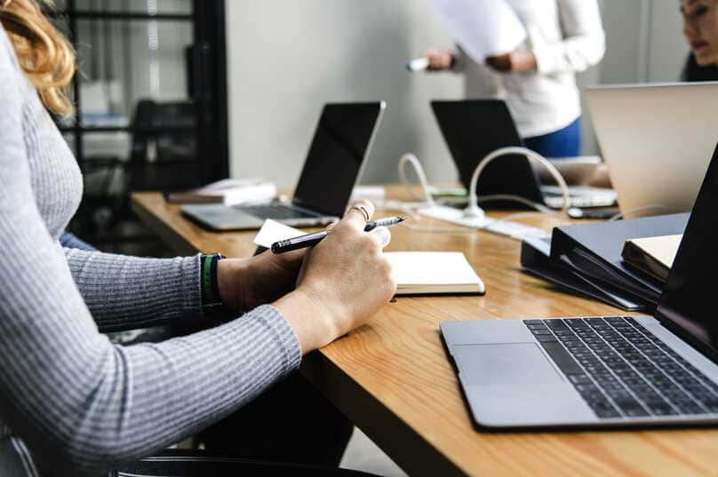 equipo de profesionales en bases de datos
