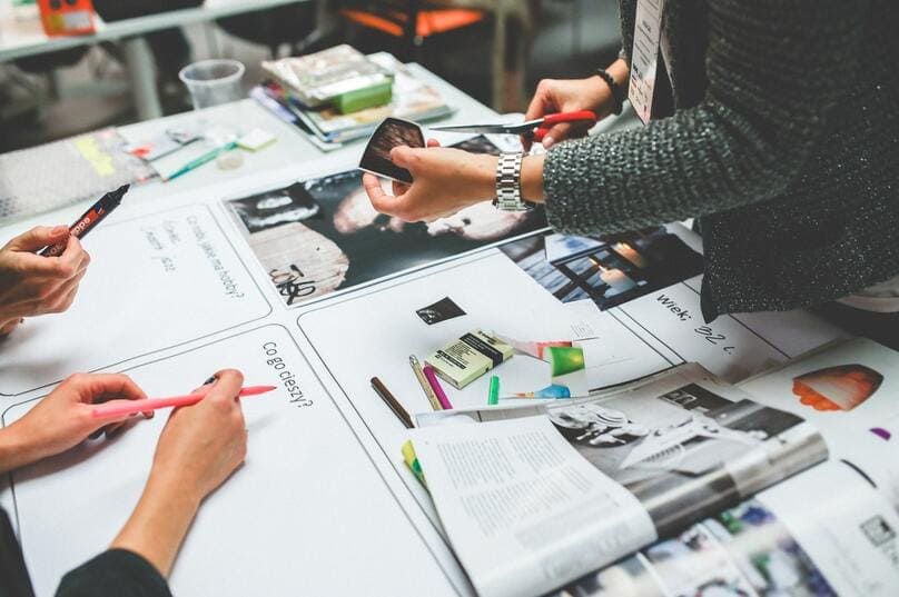 equipo de rediseño de marcas y logotipos