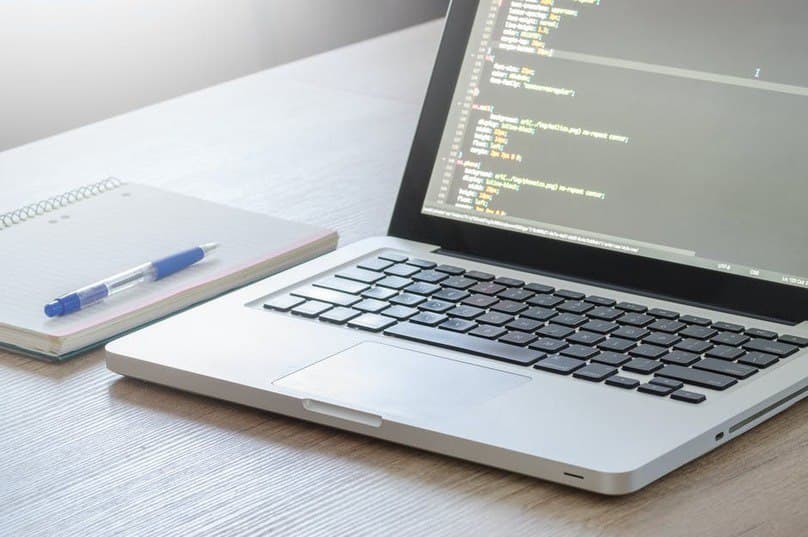 un gestor de contenidos digitales debe gestionar a diario lo que ocurre en la página web.